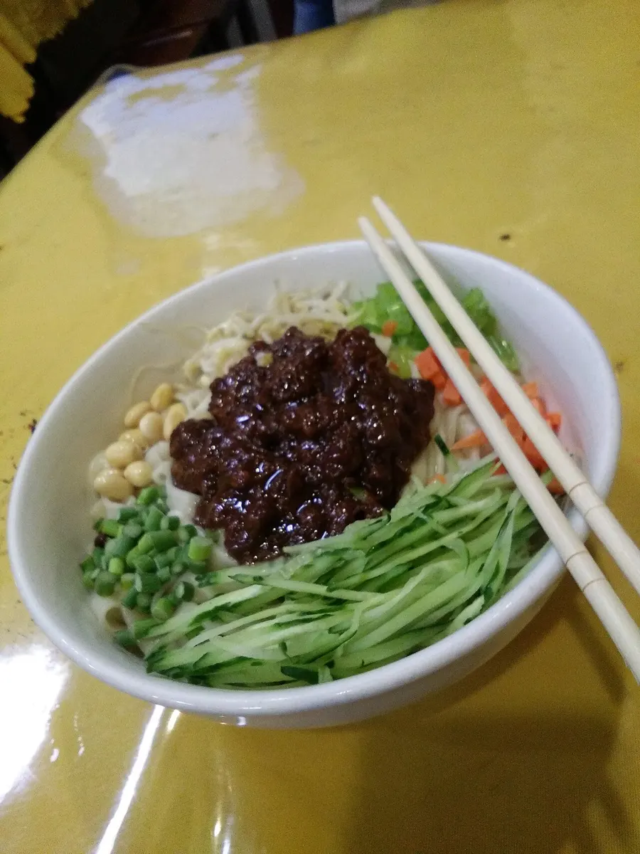 Zhajiangmian (炸酱面)